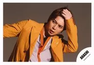 嵐/松本潤/橫型・上半身・服裝橘色・黑色・身體向右・左手頭部・視線左・身體斜・背景茶色/正式生寫真