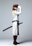 Kazuki Watanabe (Arima 1) / Todo el cuerpo, vestido blanco. Sombrero, cara a la derecha, mano derecha levantada, Character Cter shots / Stage "Haruka: Beyond the Stream of Time 6" Official photo