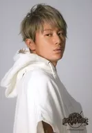 Kanjani Eight / Akihiro Yasuda / Bust up / White Hoodie / Body Facing Right / Kanjani's エイターテイメント Original Photo Set