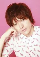 Kosuke Asuma / Bust Up / Costume White / Pink Shirt / Right Hand Rock / Cheeks / Mouth Closed / Background Pink / 「 Kosuke Asuma Fan Gratitude Event 」 Monouri Official photo