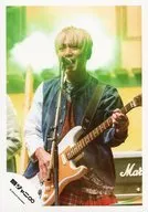 Kanjani Eight / Akihiro Yasuda / Upper body ・ Costume blue ・ white ・ red ・ guitar ・ stand microphone ・ eye-left / 『 NOROSHI 』 PV & Jacque photo shoot & 『 Black of night 』 PV photo shoot / Official Official photo