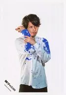 Kanjani Eight / Tadayoshi Okura / Above Knee / Costume Shirt White. Blue / Right Hand Raised / Left Hand Right Hand / Background White / 『 NOROSHI 』 PV & Jacque Photo & 『 Black of night 』 PV Photo / Official Official photo