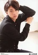 D2/山田裕贵/膝上・服装黑色・左手头部・身体右向・「2013.11」/官方生写真