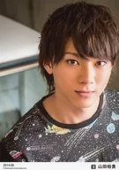 D2 / Yuki Yamada / Bust-up / Costume Black and White / Right Shoulder Front / Eye Front / 「 2014.06 」 / Official Official photo