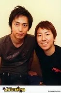 チュートリアル/徳井義実・福田充徳/上半身・座り・徳井衣装グレー・左手ソファ・福田衣装黒・歯見せ・背景ベージュ・ポストカードサイズ・「YOSHIMOTO PRESENTS LIVE STAND 08」/公式生写真