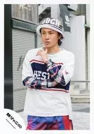 Kanjani Eight / Shodai Yasuda / Upper body / Costume white / blue / Plaid / Cap / Right / left arm / Left hand thumb chin / "Ice-cream" PV / Official Official photo