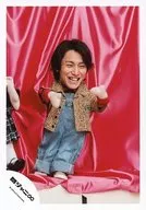 Kanjani Eight / Shodai Yasuda / Upper Body / Costume Black Tights / Doll Costume Leopard Pattern / Blue / Red / Mouth Opening / Background Red / "Yatta Janaika" / Official Official photo