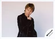 Kanjani Eight / Akihiro Yasuda / Horizontal / Upper body / Black costume / Right hand thumb chin / Left eye view / White background / Official Official photo