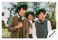 Kanjani Eight / Tadayoshi Okura / Akihiro Yasuda / Shingo Murakami / Horizontal / Upper body / Costume green / beige / white / Cap / Okura right hand jacket / "CloVer" / Official Official photo