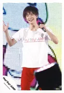 Hey! Say! JUMP / Yuri Chinen / Live Photo / Above Knee / T-Shirt White / Pants Red / Right Hand Par / Left Hand Microphone / Neck Tilt / Open Mouth / Eye Line Left / Official Official photo