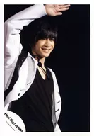 Hey! Say! JUMP / Yuri Chinen / Live Photo / Upper body / Costume black and white / Right-hand raised par / Body facing right / Smile / Left-side / Background black / Official Official photo