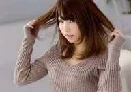 Enako / Horizontal, Busto para cima, Fantasia cinza, Cabelo em ambas as mãos, Corpo virado para a esquerda / "Enakoyu" Fotografia ao vivo