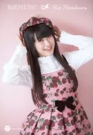 村川梨衣/膝上·服装白·粉红·双手帽子·背景粉红/CD「RiEMUSiC」Animate特典明信片