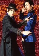 Yuki Izawa (End), Yuki Fujiwara (Zs) / Above-the-knee, Costume Black. Blue, Background Red / "Club SLAZY SPECIAL LIVE 2016" Random Bromide