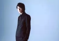 村井良大/横型・膝上・服装黑色・西装・左手口袋・身体左向・背景灰色/「2016年度日历发售纪念活动」会场限定生写真