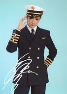 Takarazuka Revue (Sora-gumi) / Yuzuru Kurenai (Frank Abagnale Jr.) / Kneecap / Suit / Left Hand Pocket / Right Hand Hat / Background Light Blue / Print with signature / 2L Size / Star-gumi Performance 「 Catch Me If You Can 」 2L Still Photo