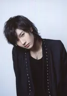 樱田通(KAITO)/上半身，衣服黑色，头部倾斜/舞台生写真