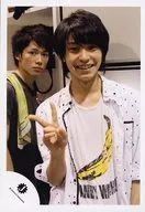 Travis Japan/阿部顕嵐/上半身・衣装白黒黄・右手ピース・笑顔/公式生写真