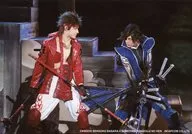 Akihisa Shiono (Date Masamune), Ryûnosuke Matsumura (Sanada Yukimura) / Live Photo, Horizontal Type, Above the Knee, Costume Red and Blue, Double-handed Sword, Back with Stairway / Zangeki 「 Sengoku BASARA4 Ohonnoji no Hen 」