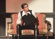 宝塚歌劇団(宙組)/真風涼帆/ライブフォト・横型・全身(見切れ)・左腕隠れ・チェアー座り・・2Lサイズ/宙組全国ツアー公演「バレンシアの熱い花」「HOT EYES!!」舞台写真