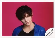 Hey! Say! JUMP / Ryosuke Yamada / Horizontal ・ Bust up ・ Costume ・ Blue black ・ Under both hands ・ Eye view right ・ Background red / Official Official photo