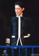 津田健次郎(堂山圭吾)/现场照片·膝上·衣服黑·白·脸向左/DVD『學蘭歌剧「帝一的国」-决战的魔咒-』封入特典