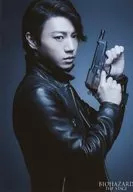 Hiroshi Yazaki (Tyler Howard) / Upper Body / Costume Black / Both Hands Gun / Body Facing Right / Background Blue / Character Actor Shot / Stage 「 RESIDENT EVIL THE STAGE 」 Bromide