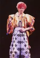 Hiroshi Yazaki (MINAMOTO no Yoshitsune) / Live Photo / Kneecap / Costume Orange / White / Right Hand Sword / Left Hand Belly / Stage 「 Toshimatsu Meiji Sitz / Fair 」 Bromide