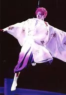 Hiroshi Yazaki (MINAMOTO no Yoshitsune) / Live Photo / Whole Body / Costume White / Purple / Right Foot Stretch / Stage 「 Toshimatsu Meiji Sitting / Fair 」 Bromide