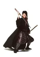 Hiroshi Yazaki (隠龍 Taro) / Whole body / Black costume / Double-handed sword / Facing right / White background / 2L size / Meiji-za one hundred fortieth anniversary commemorative 「 Shinshu Tenma Kyo 」
