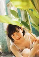 Miyuki watanabe / Acima do joelho, agachado, roupas brancas, vermelhas, ambas as mãos / First Style Book MILKY Seven Net Special Photo