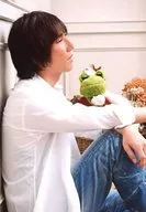 Daisuke Hirakawa / Knee-up / Sitting / White costume / Facing right / Frog Plush toy / White background / Voice acting event 「 King's Jungle 70 th 」 venue limited item sales original brochure special bromide