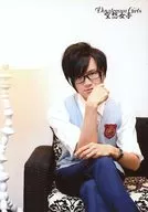 聖ジュリアーノ音楽院/山口 遥/膝上・座り・衣装グレー・ベスト・眼鏡・右手グー顔前・足組み/Daydream Girls 空想女子