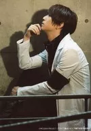 Isaya Asato (Dr. TEN) / Sentado, mirando a la izquierda, con la barbilla derecha, Character Cter Shots / Stage "Messiah Mesaya - Akatsuki no toki" Bromide Solo Set B