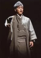 市濑秀和(茶谷四郎次郎)/现场照片·膝上·服装灰色·和服·右向·开口·右扇·背景黑色/舞台「SONG OF SOULS-庆长梦幻魔戦记-」