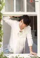 Kenichi Suzumura / Parte superior del cuerpo, vestido blanco, ventana, mano derecha levantada / "Kenichi Suzumura Live Tour 2014 VESSEL" Vending CD/DVD Purchase benefits Bromide