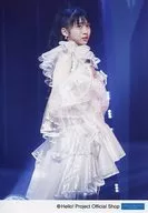 モーニング娘。’17/牧野真莉愛/ライブフォト・膝上・白衣装・体右向き/モーニング娘。’17生写真『“モーニング娘。’16 コンサートツアー秋～MY VISION～”ライブバージョンパート2』