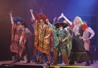 Grupo (4 personas) / Live photo, Horizontal, Body, Clothing Pink, Yellow, Green, Black, Red, Hat, Left Side, Right Side, Left Side, Left Side, Left Side west "Stage Photo