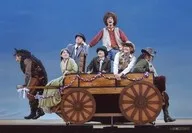 Set (7 personas) / Live photo, Horizontal, Body, Clothing Brown, Red, Green, Gray, Hat, Watabe opening, Carriage, Background blue / Stage "GO WEST" stage photo
