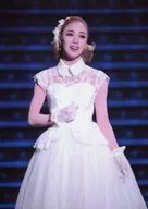 宝塚歌劇団/妃海風/ライブフォト・膝上・白ドレス・白手袋・腹部に左手・2Lサイズ/「北翔海莉サヨナラショー」舞台写真