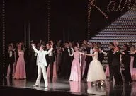 Takarazuka Revue / Group / Live Photo / Horizontal Type / Entire Body / Center White Suit / White Shirt / Both Hands Spread / 2L Size / 「 Kairi Hokusho Sayonara Show 」 Stage Photo