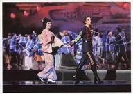 宝塚歌劇団(星組)/北翔海莉・妃海風/ライブフォト・横型・全身・ピンク衣装・緑帯・紺赤金色衣装・手を繋いで歩く・2Lサイズ/大劇場公演「桜華に舞え」「ロマンス!!(Romance)」舞台写真