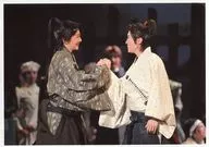 Takarazuka Revue (Star Troupe) / Kairi Hokusho / Yuzuru Kurenai / Live Photo / Horizontal / Upper Body / Green / White / Beige / Navy / Smiling Hands / 2L Size / Grand Theater Performance 「 Cherry Blossom Dance 」 「 Romance! (Romance) 」 Stage Photo