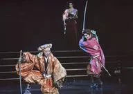 Takarazuka Revue (Moon Group) / Masaki Ryu / Ru Kozuki / Live Photo / Horizontal Type / Whole Body / Squatting / Orange Gold Pattern Costume / Right Hand Sword / Red Yellow Leopard Pattern Costume / Both Hands Sword / 2L Size / Moon Group Tokyo Performance 「 NOBUNAGA  - Getennoyume - 」 「 Forever Love! 」 Stage Photo