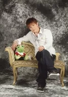 市瀬秀和/全身・衣装白・黒・座り・足組み・ぬいぐるみ/声優イベント「王様ジャングル 第9回」販売ブロマイド