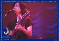 AKIHIDE/ライブフォト・横型・上半身・衣装黒・ギター・スタンドマイク・左向き・「2013.12.05 Zepp Tokyo」/「AKIHIDE Premium Night Show “Lapis Lazuli”」メモカぴあ