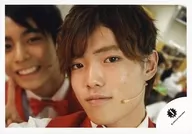 Travis Japan/吉澤閑也/横型・顔アップ・衣装赤白・顔斜め左向き・隣に梶山/公式生写真