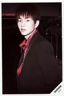 SHINee/オンユ(Onew)/上半身・黒スーツ・シャツ赤・体左向き・カメラ目線/everysing 限定ポストカードサイズ生写真