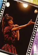 Trefle/一木千洋/ライブフォト・上半身・衣装黒・赤・チェック柄・右手差し出し・左手マイク・口開き・背景黒・「Final Project」/「Trefle Meeting Project 5 -The Final-」物販生写真