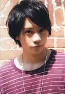 佐藤流司/バストアップ・衣装赤・白・ネックレス・顔傾げ・背景レンガ/佐藤流司 2016年度カレンダー発売記念イベント会場物販生写真